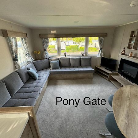 Pony Gate Caravan On Haggerstone Castle West Lawn Бервик-апон-Твид Экстерьер фото
