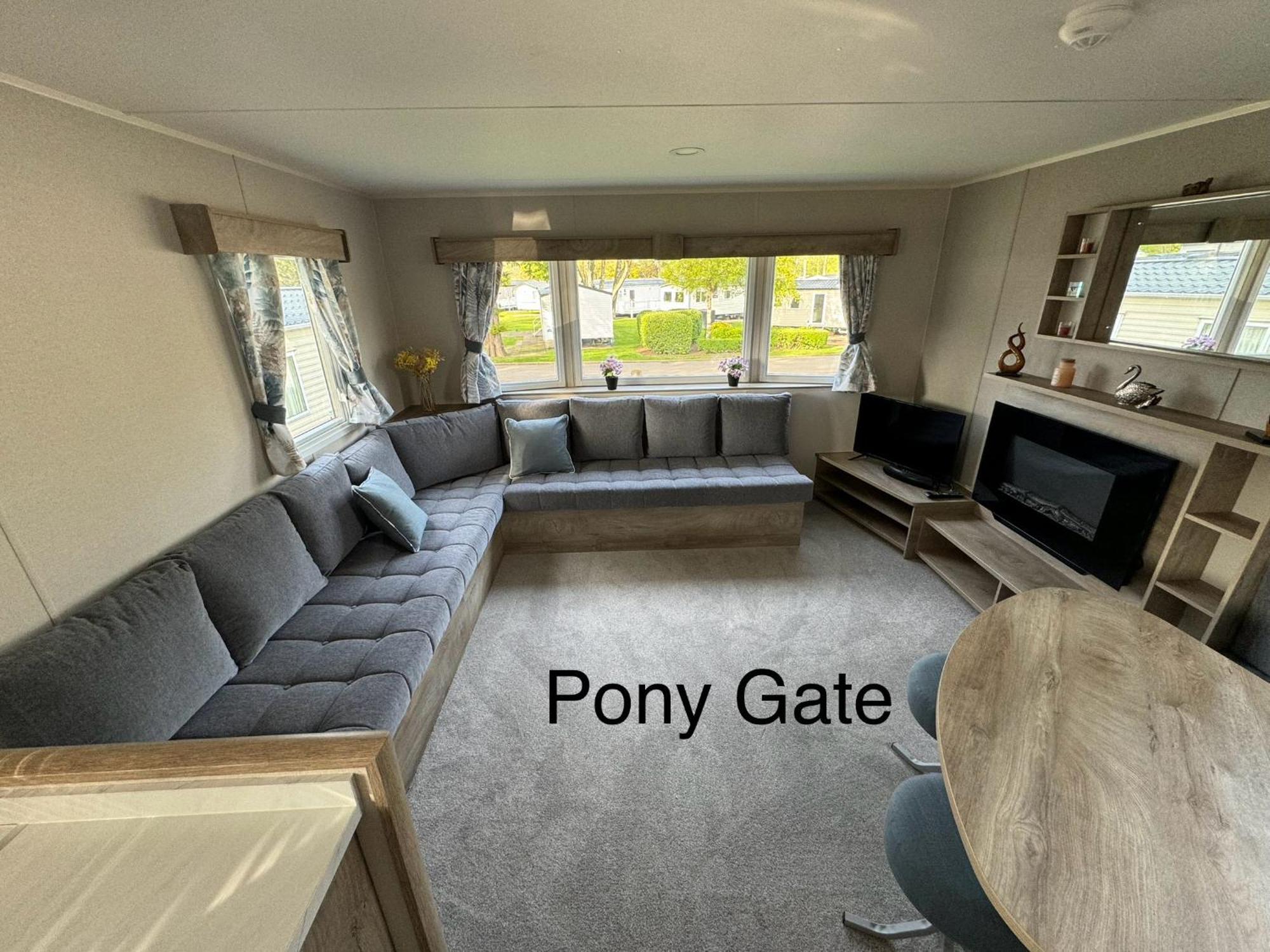 Pony Gate Caravan On Haggerstone Castle West Lawn Бервик-апон-Твид Экстерьер фото