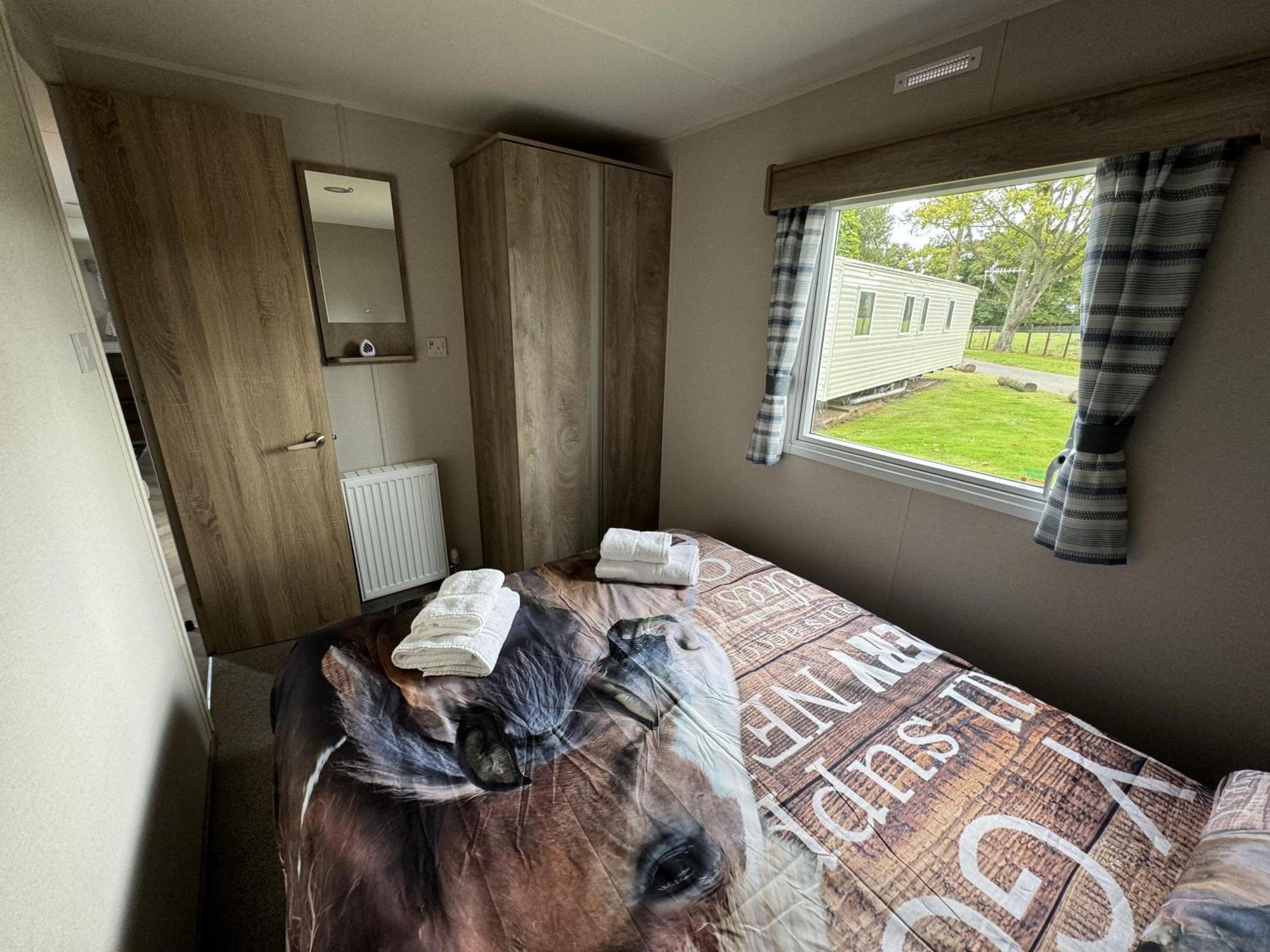Pony Gate Caravan On Haggerstone Castle West Lawn Бервик-апон-Твид Экстерьер фото